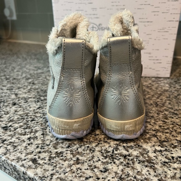Disney Sorel boots - Picture 3 of 3
